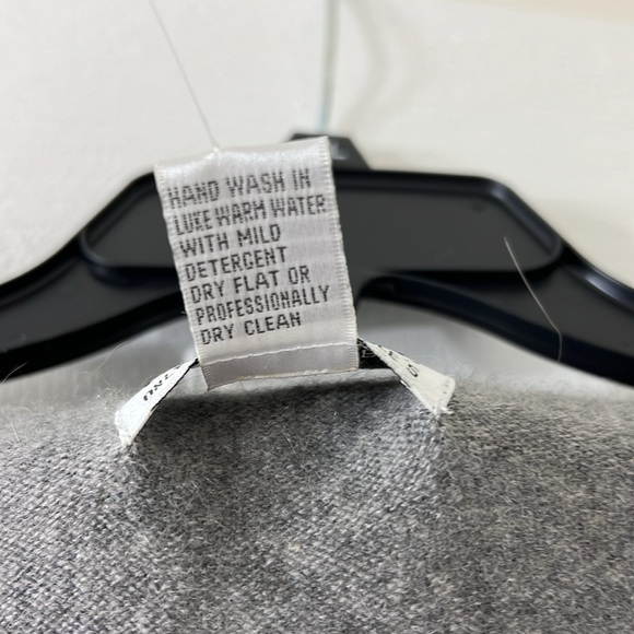 Medium Gray Sutton Studio by Bloomingdale’s cashmere sweater - Picture 5 of 7